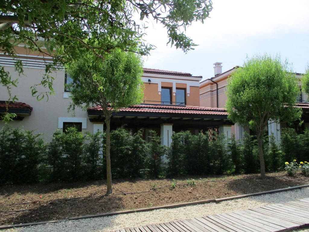 Zweistöckiges Reihenhaus im „Green Life“ Komplex, Sozopol – stilvolles Leben nur wenige Schritte vom Strand entfernt