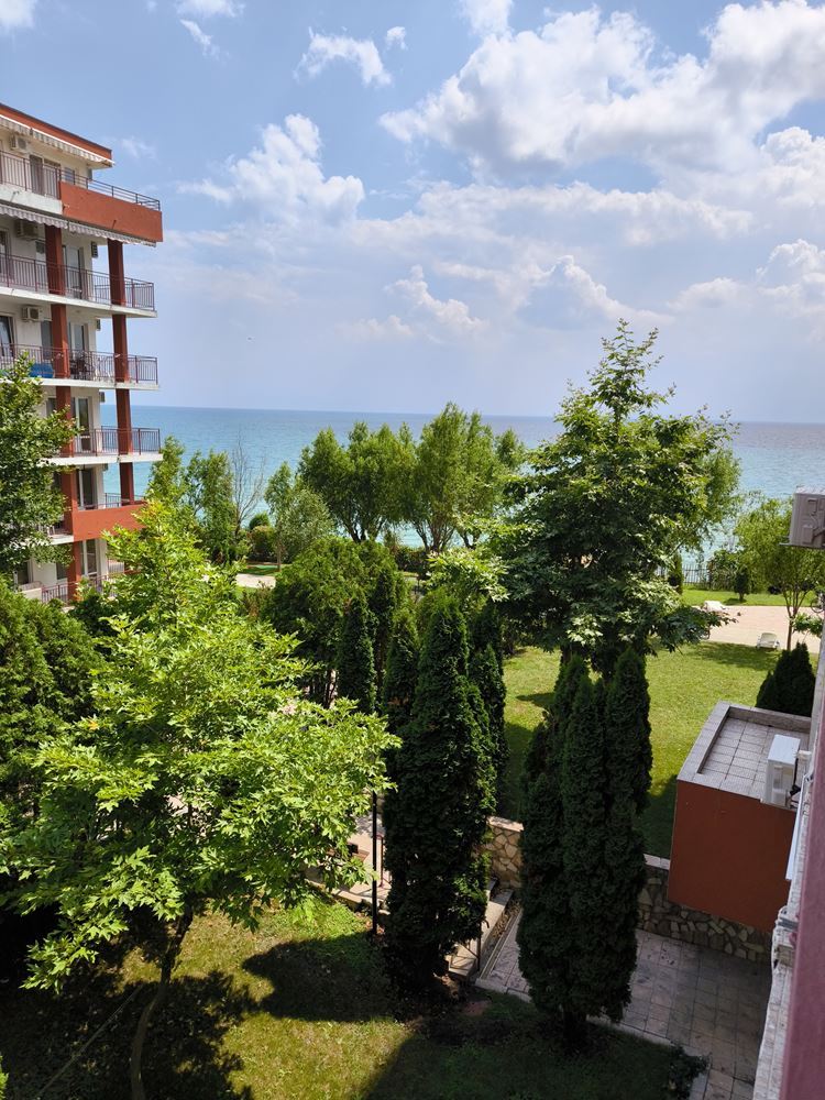 Luxuriöse Wohnung mit einem Schlafzimmer in erster Meereslinie in Sveti Vlas