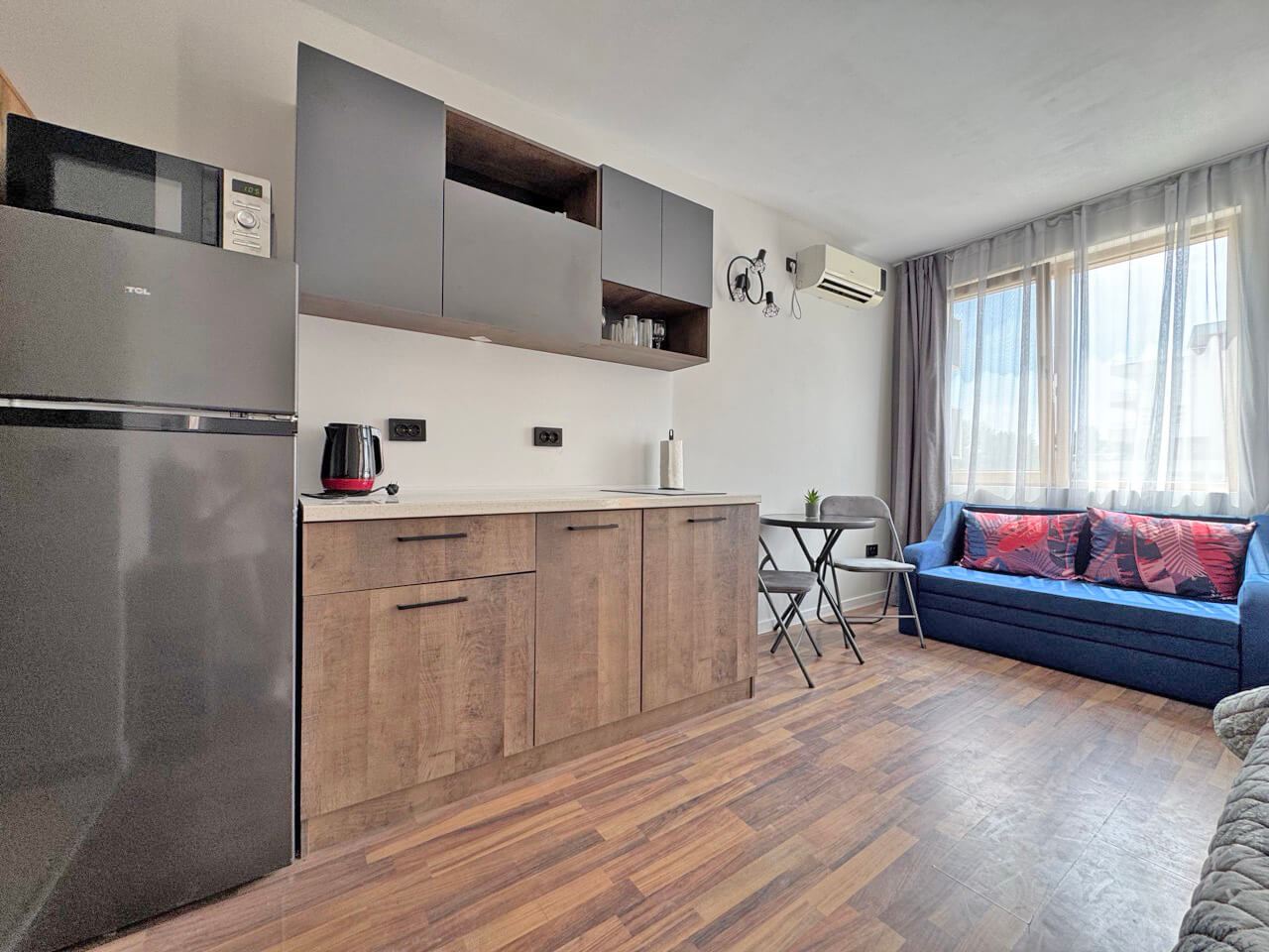 Gemütliches Studio mit Poolblick in einer prestigeträchtigen Anlage an der Grenze zwischen Nessebar und Sonnenstrand