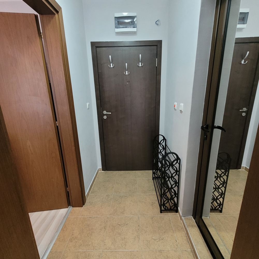 Gemütliche Zweizimmerwohnung mit neuer Einrichtung in einer geschlossenen Wohnanlage nahe dem Meer im Ferienort Elenite