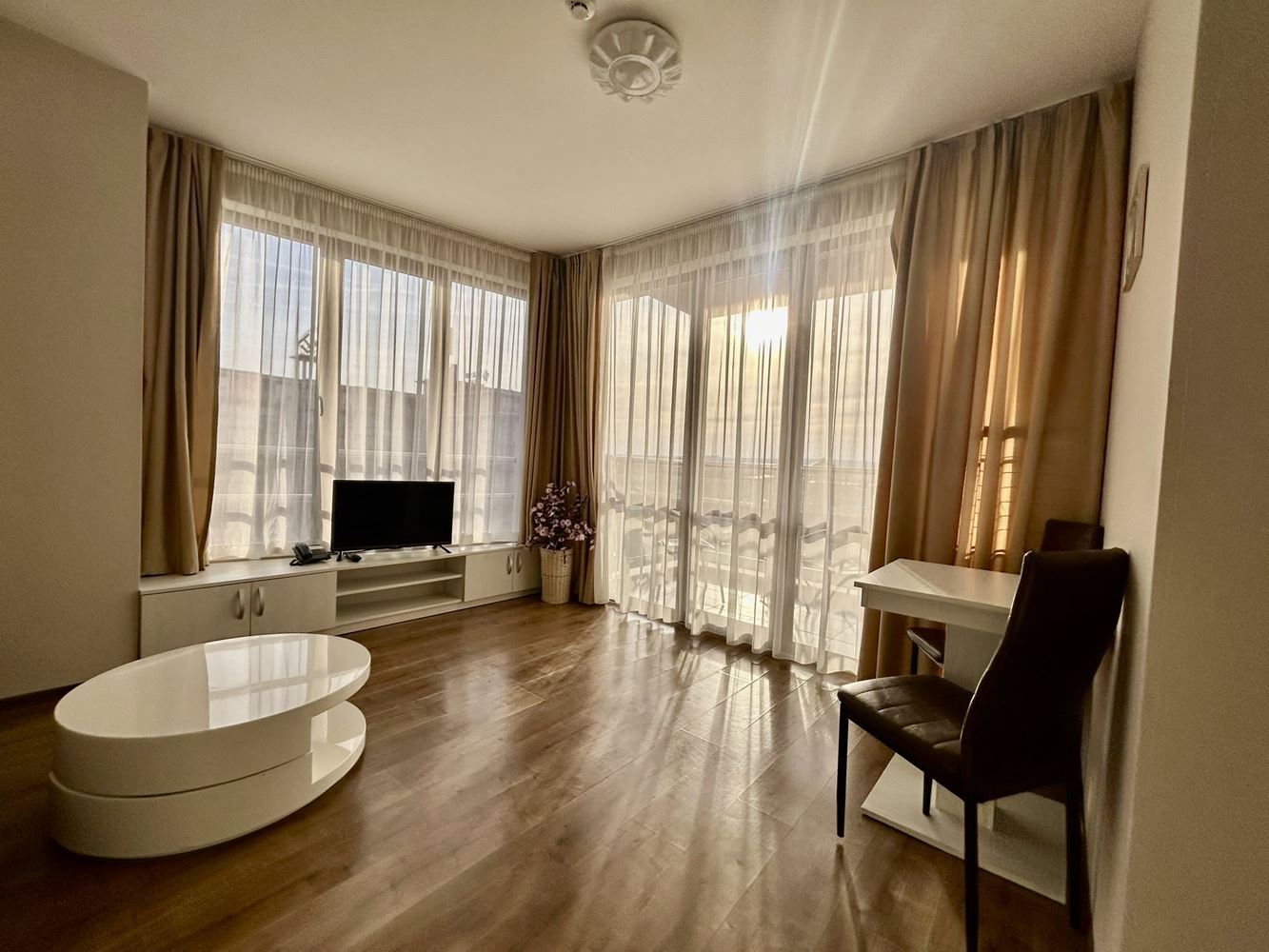 Zweizimmerwohnung mit Blick auf den Pool in einer Anlage mit umfangreicher Infrastruktur