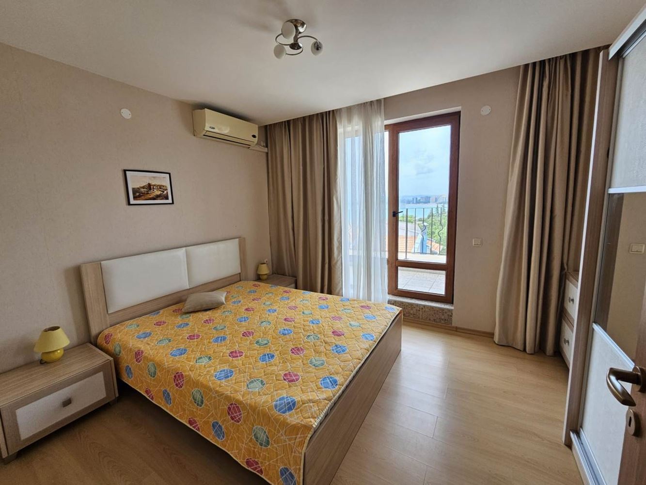 Sveti Vlas – Drei-Zimmer-Wohnung mit direktem Panoramablick auf das Meer in einer Anlage in erster Linie