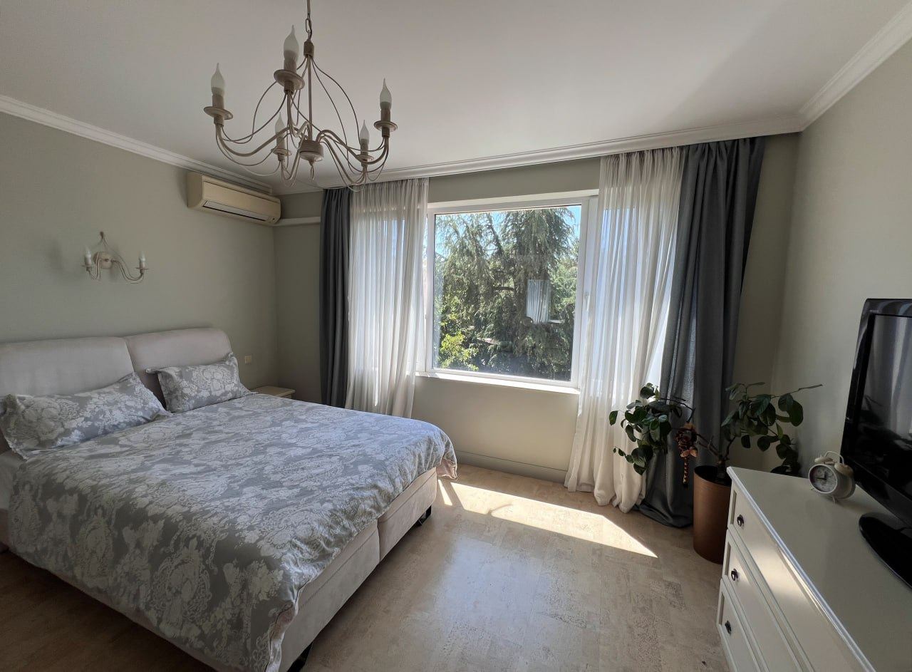 Geräumige Drei-Schlafzimmer-Wohnung mit Panoramablick auf das Meer nur 50 Meter vom Strand entfernt – niedrige Instandhaltungsgebühr!