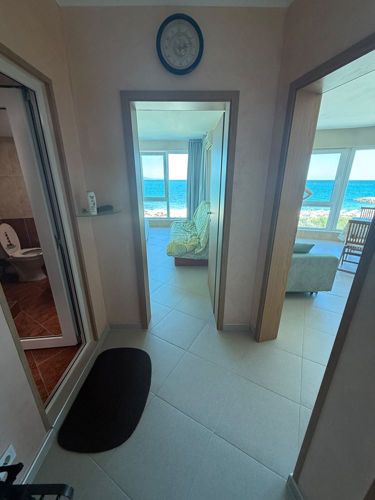 Direkter Meerblick – großzügige 2-Zimmer-Wohnung in erster Meereslinie in Pomorie