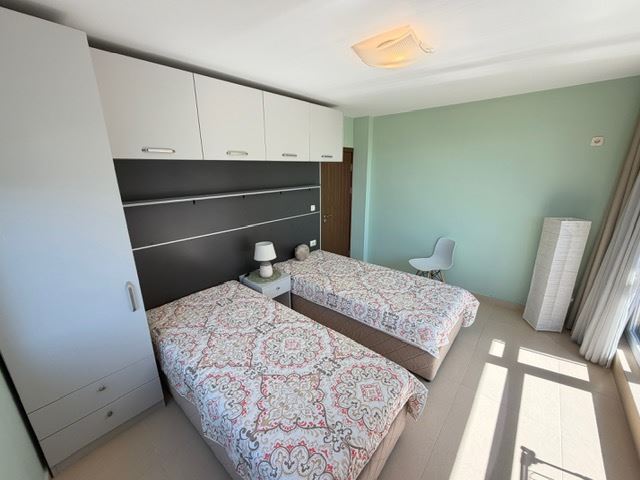 Geräumiges Appartment mit zwei Schlafzimmern in erster Meereslinie mit frontalem Panoramablick auf das Meer