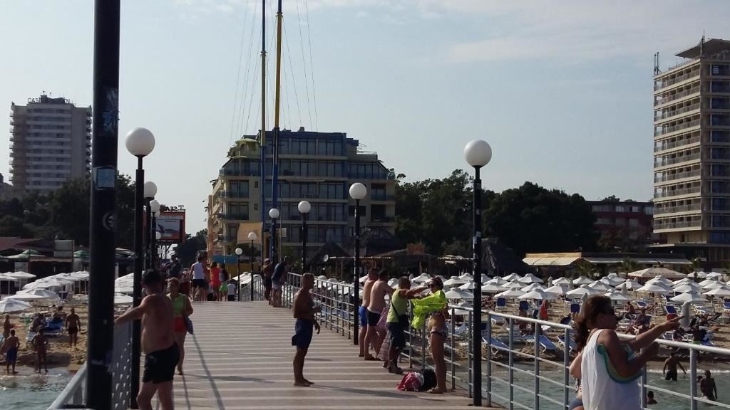 Exklusives Angebot in erster Linie in Sunny Beach – Raum, Luxus und hervorragende Investition mit Meerblick