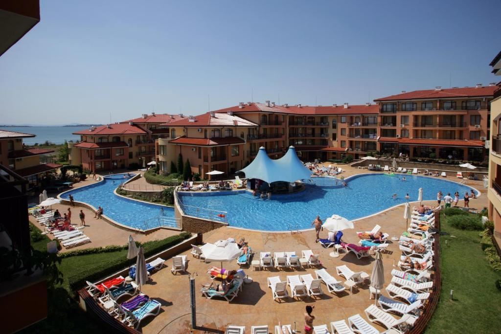 Drei-Zimmer-Wohnung 200 m vom Meer entfernt in Sveti Vlas mit zwei Terrassen und teilweise Meerblick