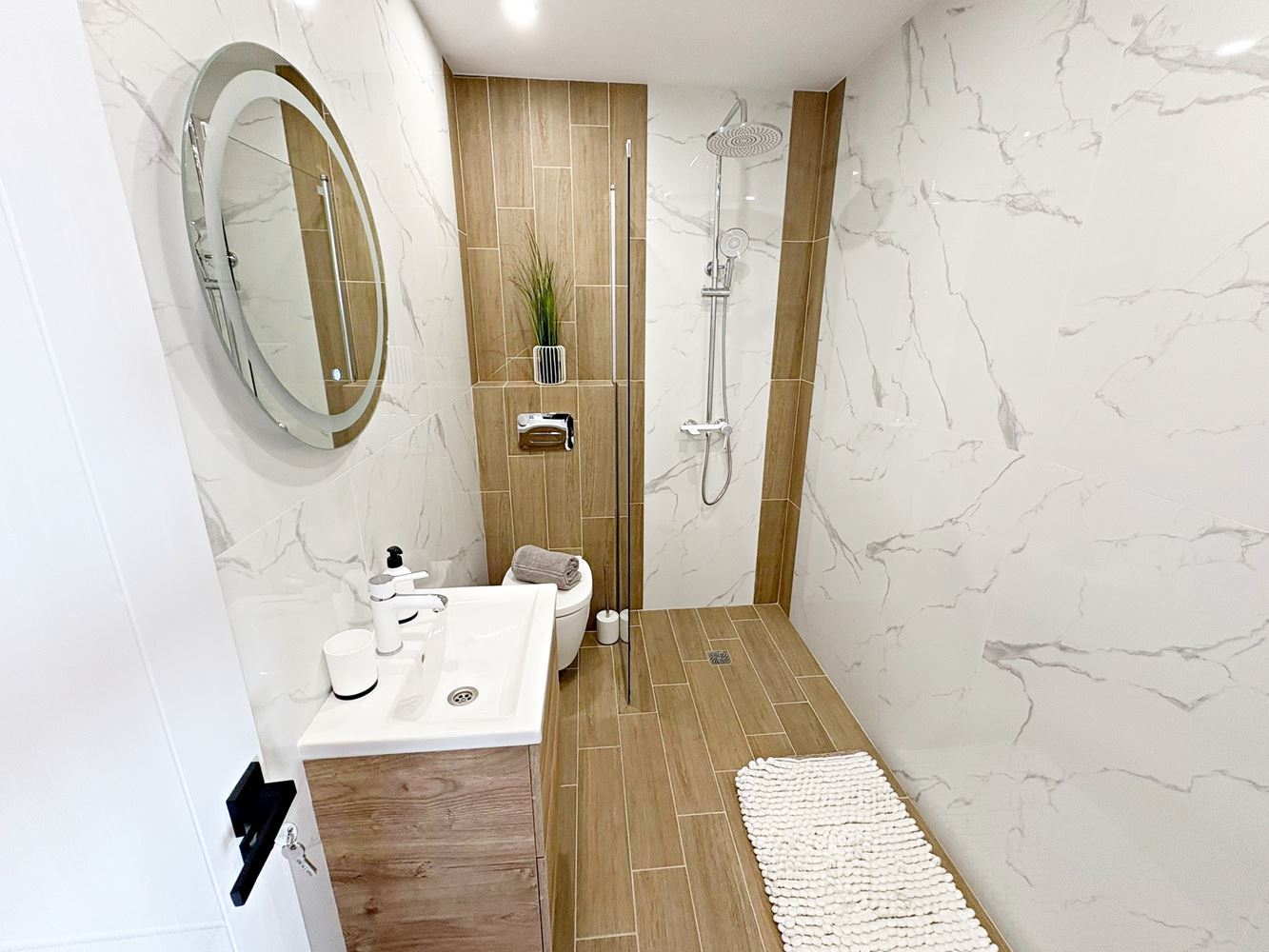 Zwei unabhängige Wohneinheiten mit Meerblick im Zentrum von Sveti Vlas – Designer-Interieur und eigener Parkplatz