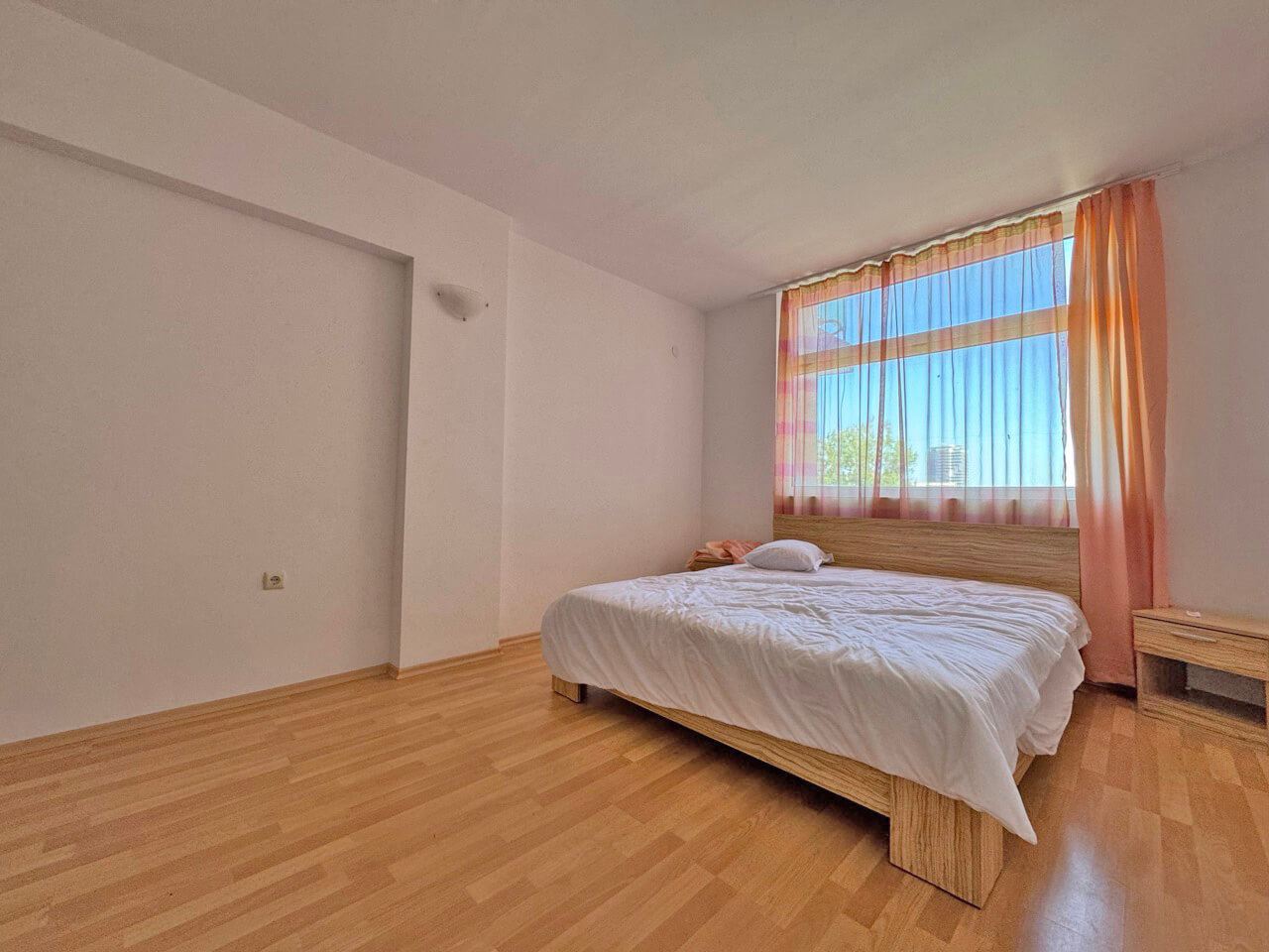 Helle und geräumige 2-Zimmer-Wohnung mit Meerblick in Sonnenstrand