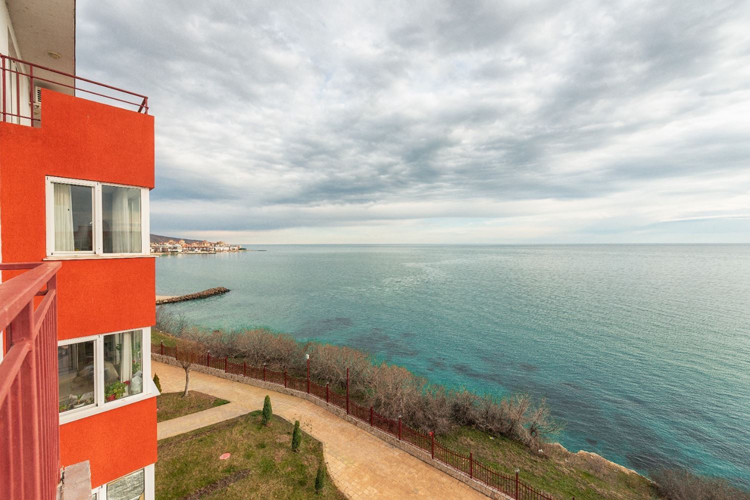 Stilvolles Zwei-Schlafzimmer-Apartment in erster Meereslinie mit direktem Meerblick in Sveti Vlas – Raum, Luxus und vollständige Annehmlichkeiten