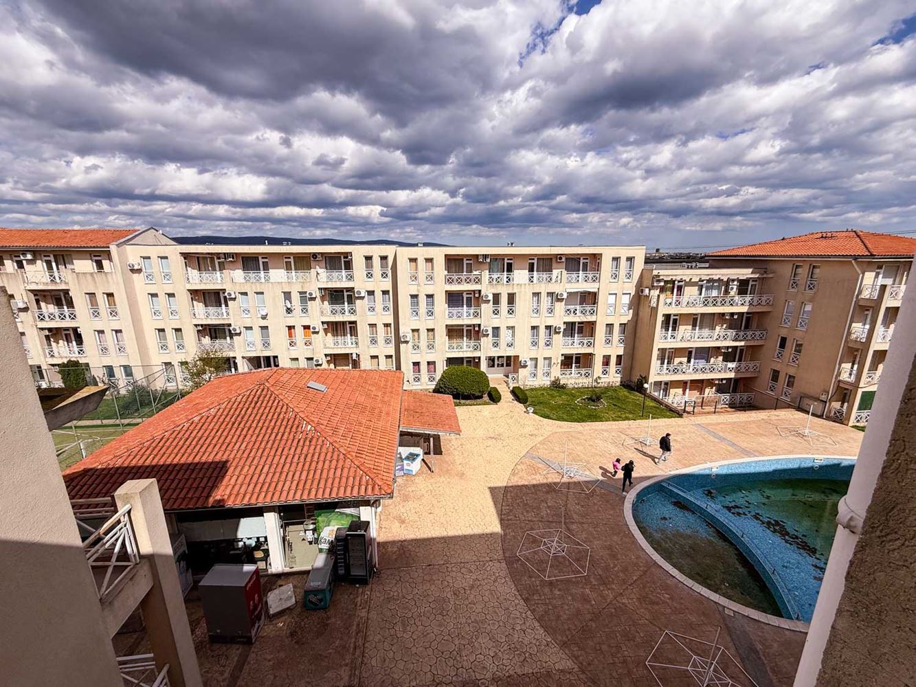 3-Zimmer-Wohnung mit Poolblick in einem gepflegten Komplex nahe Sonnenstrand