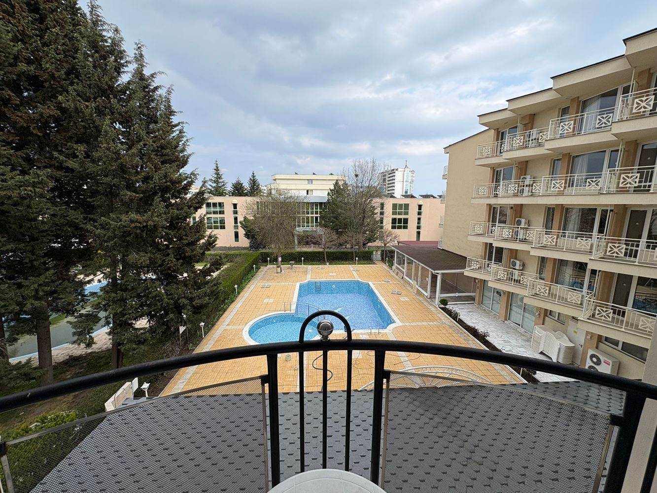 Geräumige Wohnung mit zwei Schlafzimmern, hervorragenden Annehmlichkeiten und bezugsfertig – perfekte Investition und komfortables Zuhause