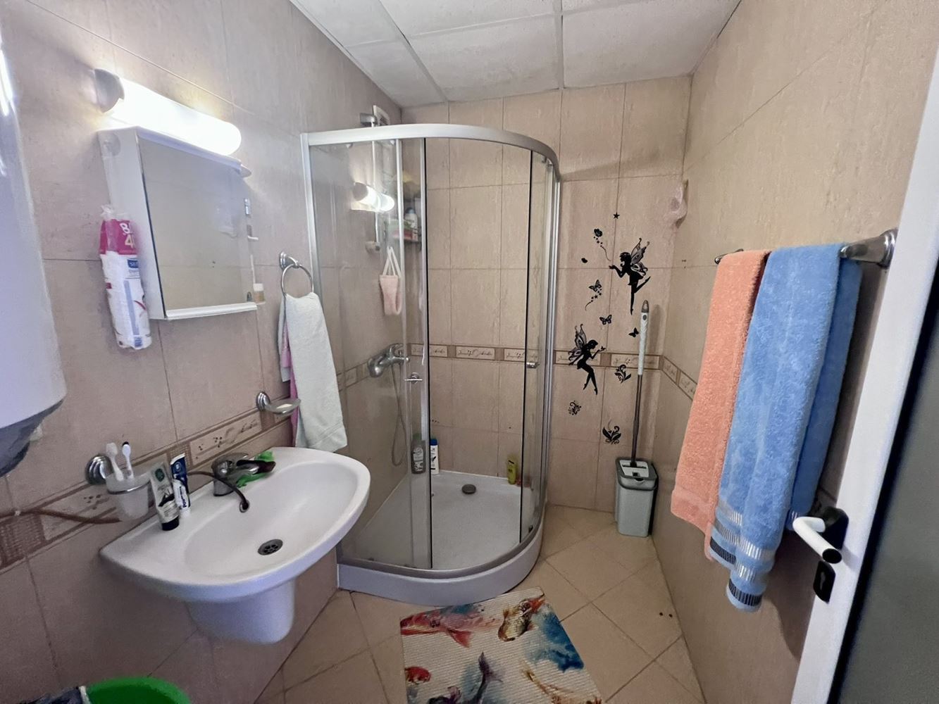 Geräumige Drei-Zimmer-Wohnung mit zwei Schlafzimmern und Blick auf den Pool in Sonnenstrand