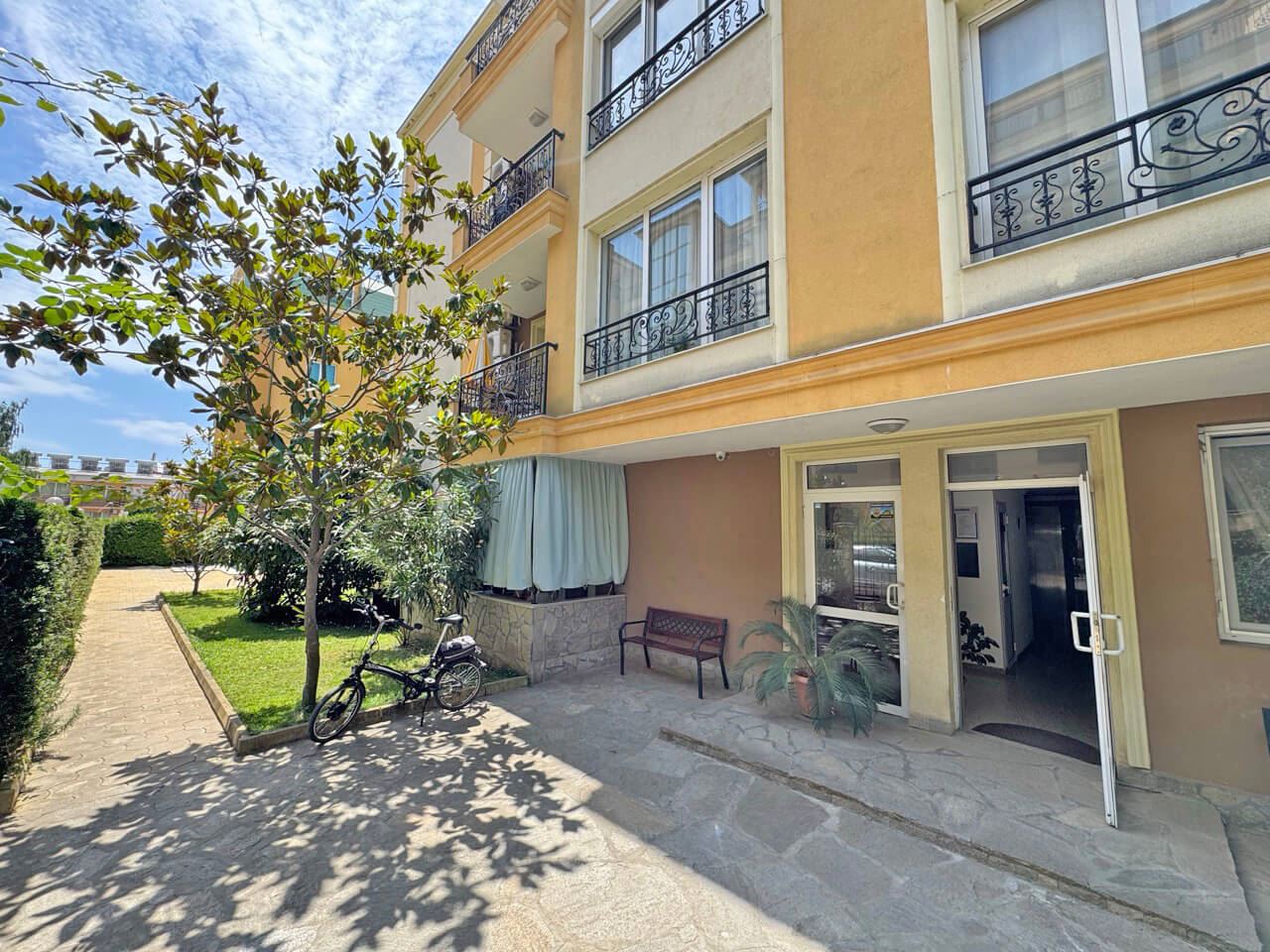 Studio mit separater Küche in einer geschlossenen Wohnanlage – eine ausgezeichnete Investition und ein gemütliches Zuhause in Sonnenstrand