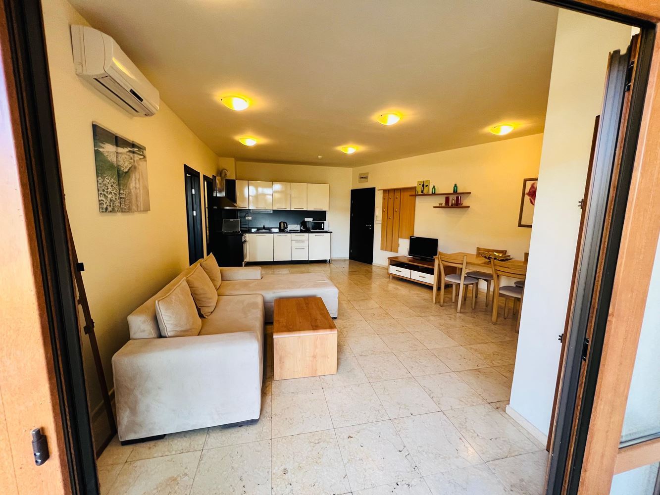 Geräumige Wohnung mit zwei Schlafzimmern und Meerblick in einem luxuriösen Komplex in erster Meereslinie in Sveti Vlas