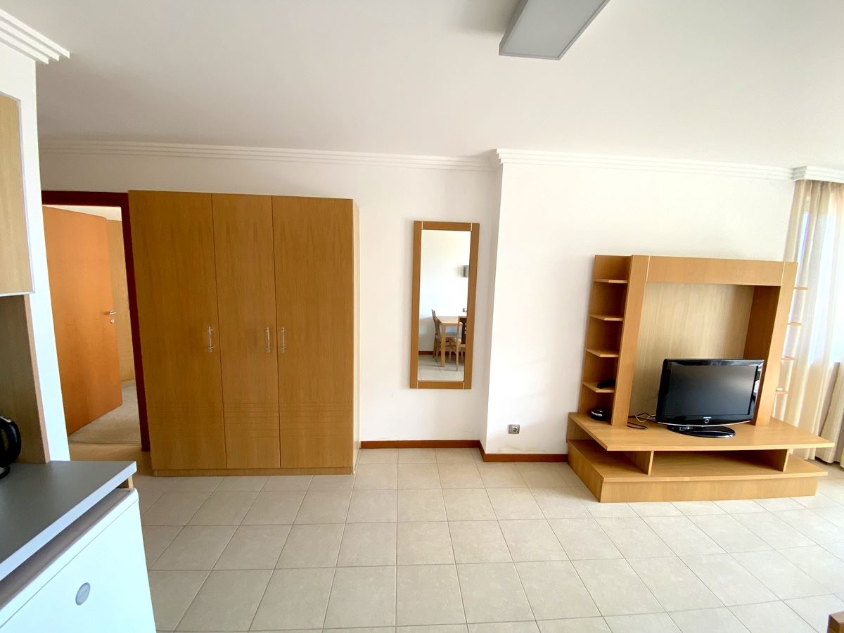 Zwei-Zimmer-Wohnung (mit einem Schlafzimmer) in erster Meereslinie in Ravda – Luxus, Natur und beeindruckender Poolblick