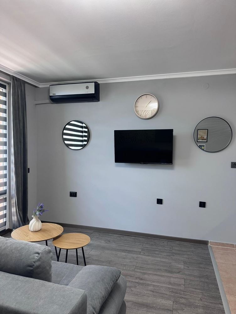 Zwei-Zimmer-Wohnung mit teilweisem Meerblick in Sveti Vlas – möbliert, nach Renovierung, in einer luxuriösen geschlossenen Anlage