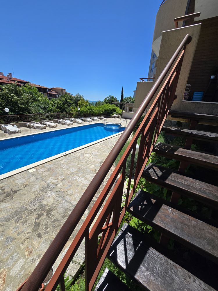 2-Zimmer-Wohnung in Sveti Vlas mit direktem Zugang zum Pool – ein ruhiger Ort zum Wohnen und Erholen