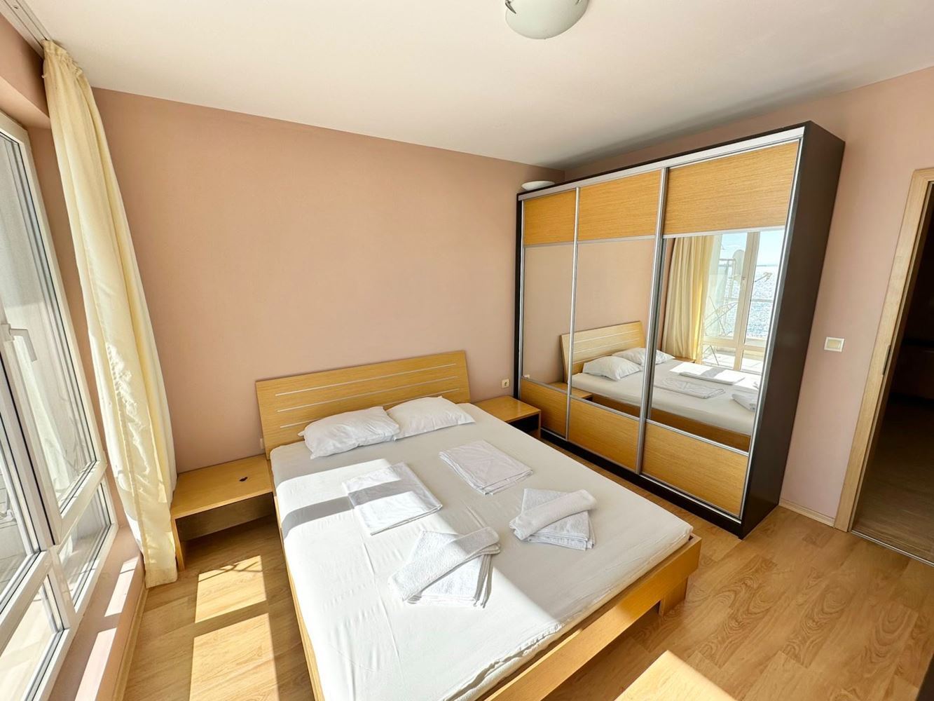 Erste Meereslinie in Sveti Vlas – beeindruckende Maisonettewohnung mit drei Schlafzimmern, Panoramablick und riesiger Terrasse