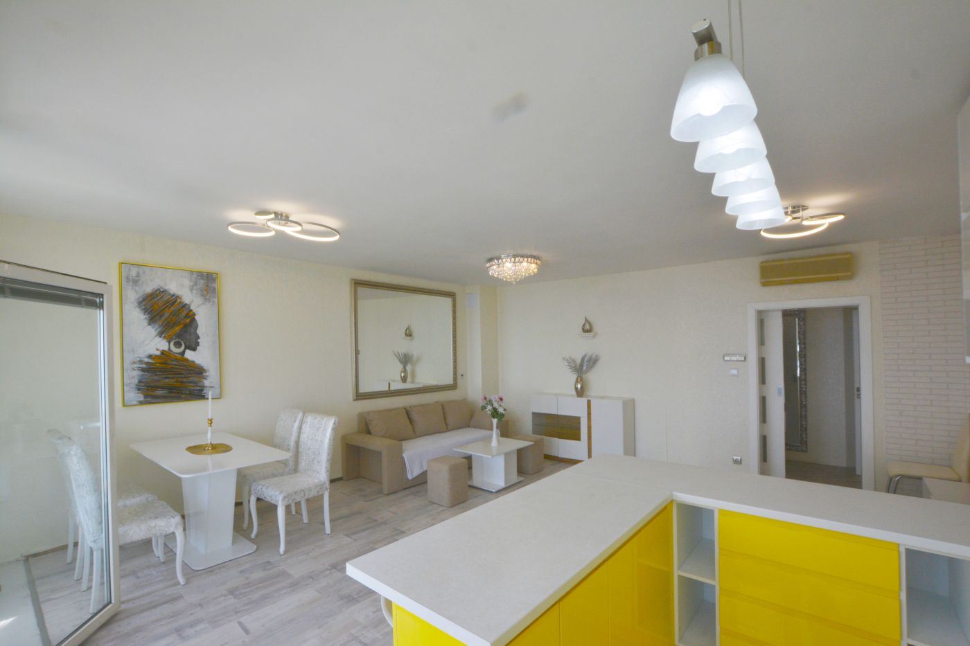 Luxuriöse Drei-Zimmer-Wohnung mit Meerblick in erster Reihe in Ravda – 114 m², zwei Terrassen und maximaler Komfort