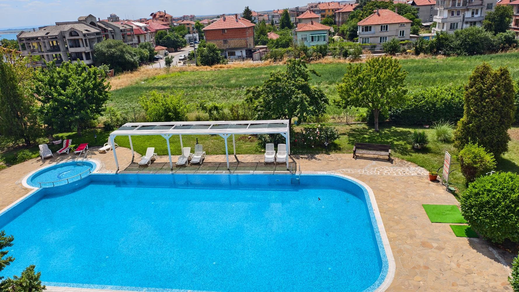 Geräumiges, modern möbliertes Studio mit separatem Schlafzimmer in einer Wohnanlage in Aheloy – Bezugsfertig