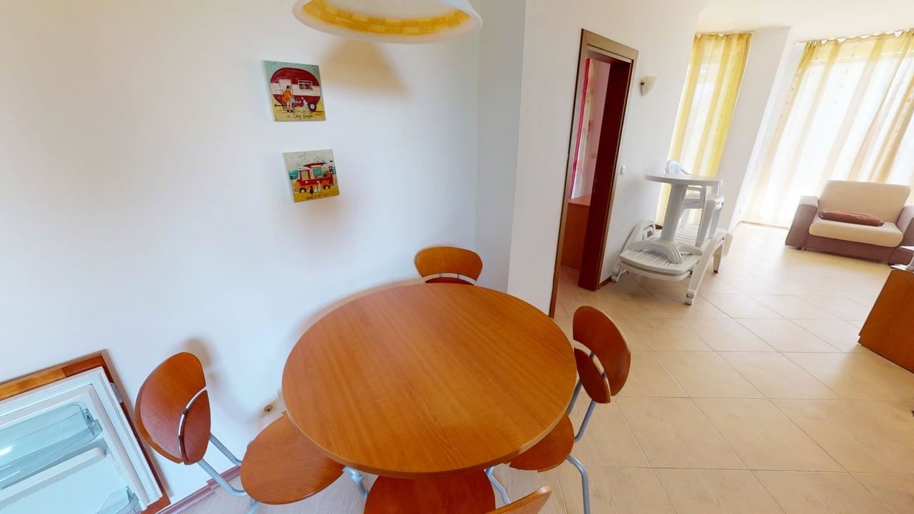 Zweizimmerwohnung mit direktem Zugang zur begrünten Anlage – vollständig möbliert und sofort bezugsfertig