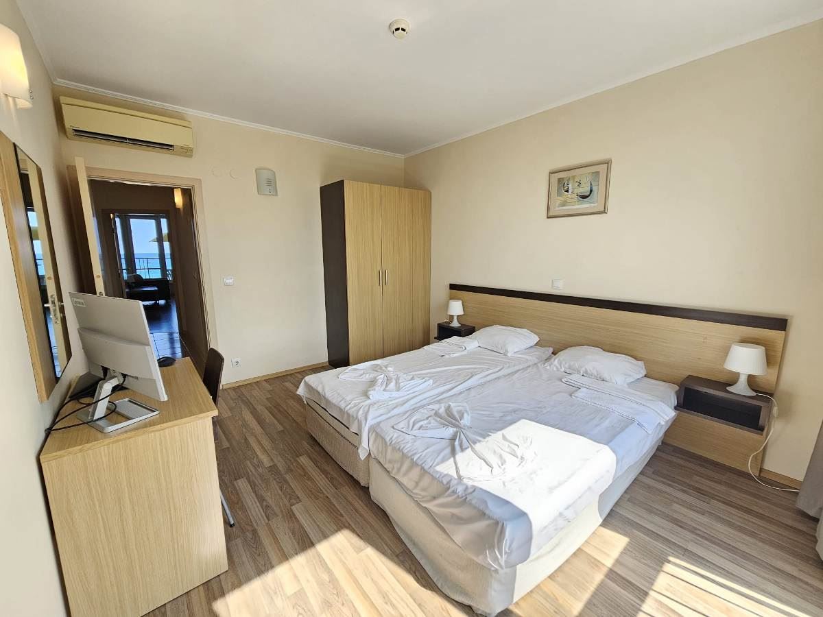 Luxuriöse Drei-Zimmer-Wohnung mit drei Schlafzimmern in erster Meereslinie in Obzor – Panoramablick auf Meer und Berge
