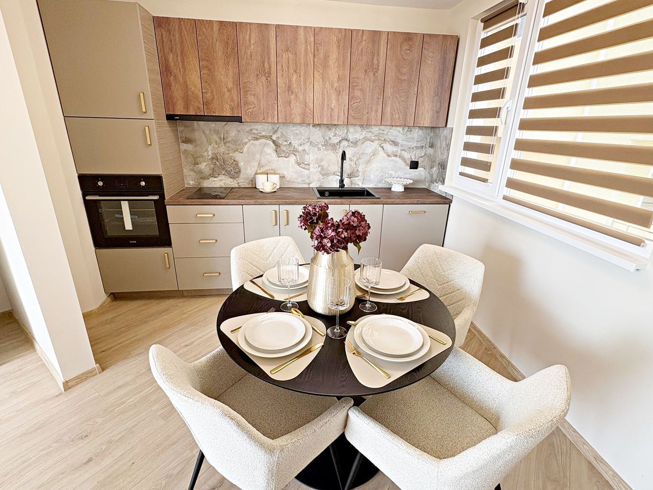 Zwei unabhängige Wohneinheiten mit Meerblick im Zentrum von Sveti Vlas – Designer-Interieur und eigener Parkplatz