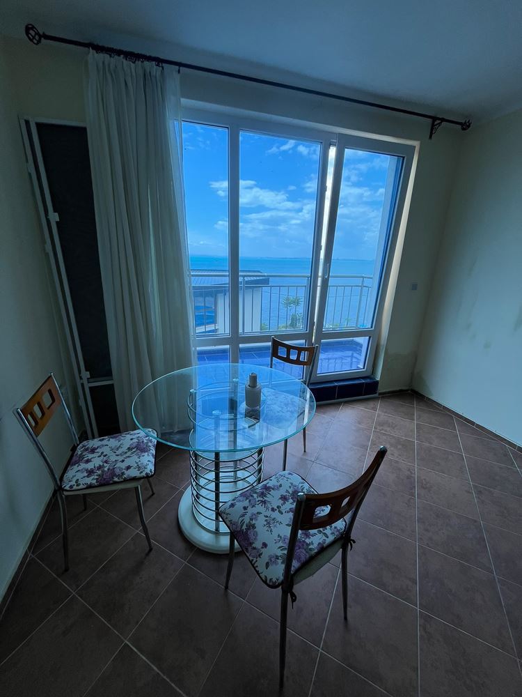 Wohnung mit zwei Schlafzimmern in erster Linie in Pomorie mit beeindruckendem Meerblick