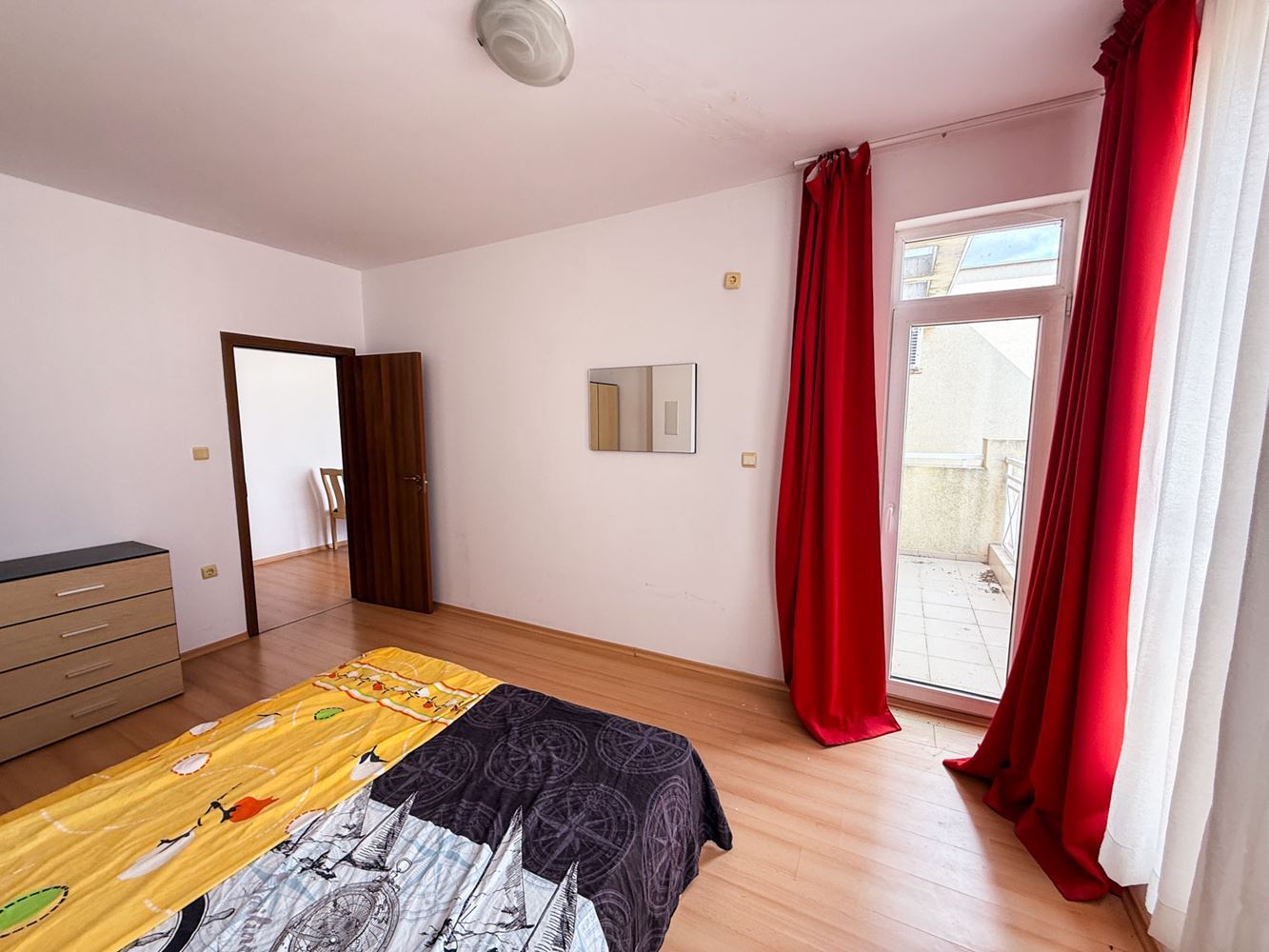 3-Zimmer-Wohnung mit Poolblick in einem gepflegten Komplex nahe Sonnenstrand