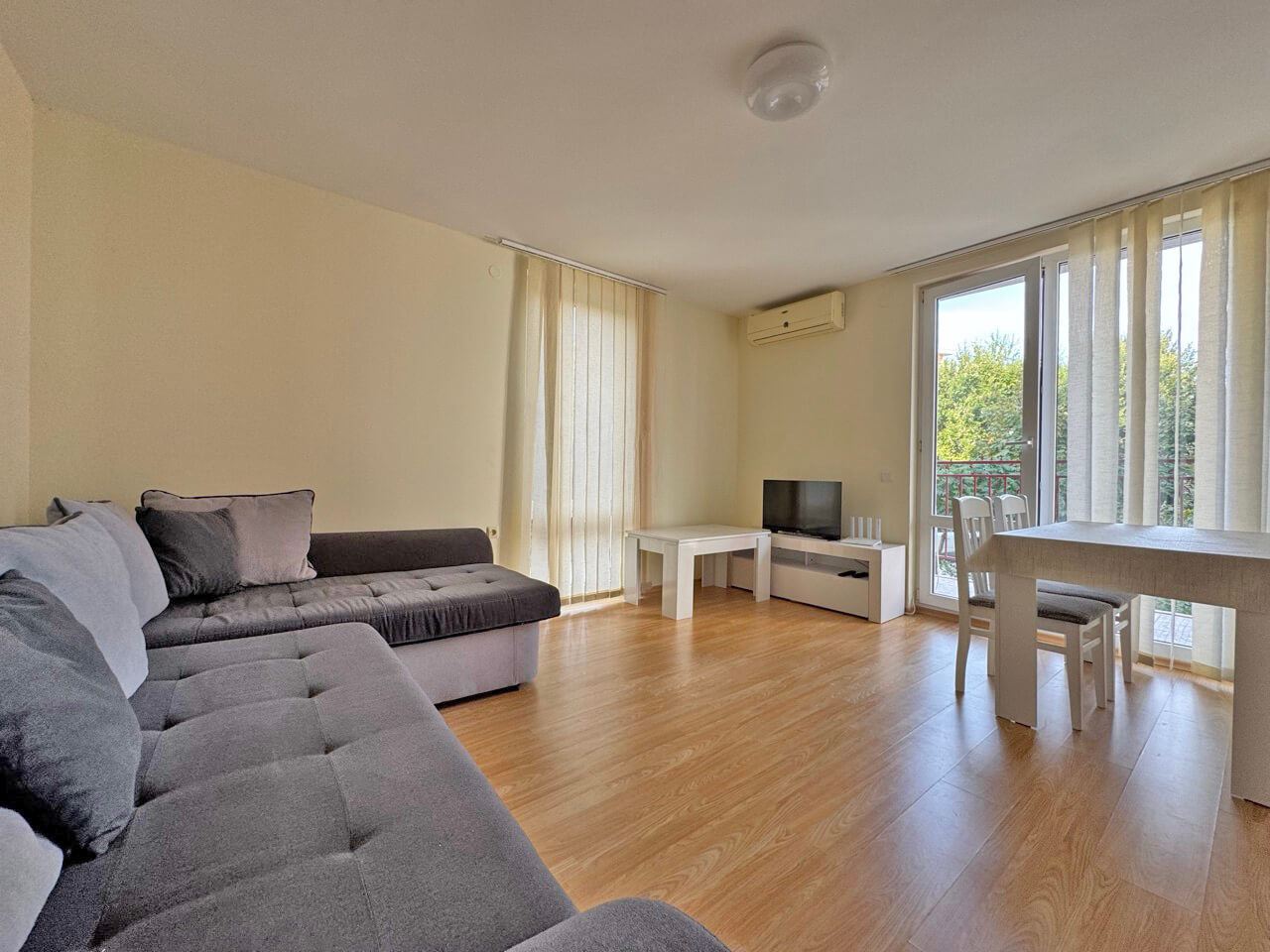 Bezugsfertig! Zwei-Zimmer-Wohnung in einer attraktiven Anlage in Sveti Vlas