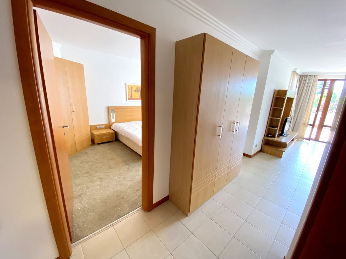 Zwei-Zimmer-Wohnung (mit einem Schlafzimmer) in erster Meereslinie in Ravda – Luxus, Natur und beeindruckender Poolblick