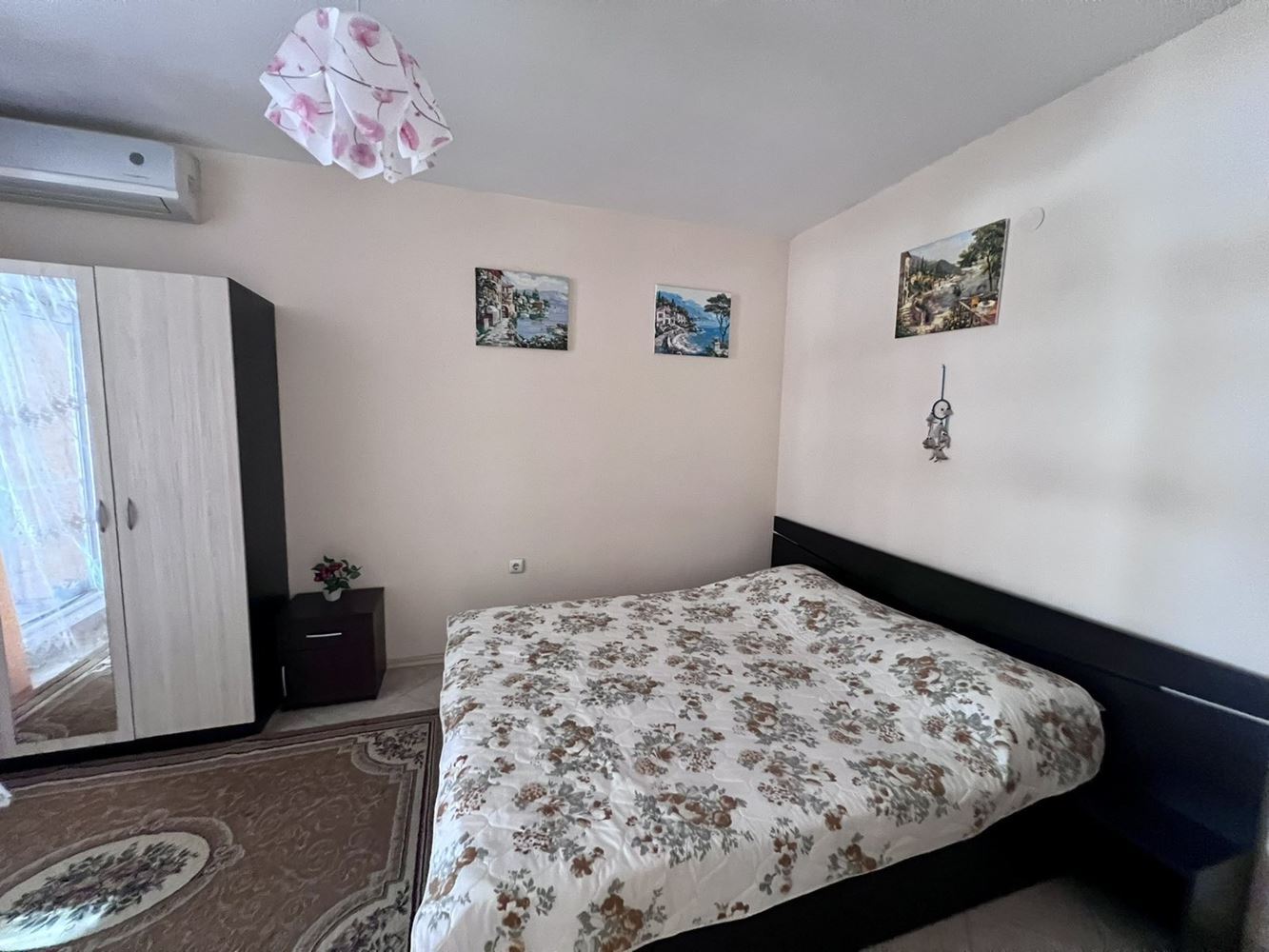Geräumige Drei-Zimmer-Wohnung mit zwei Schlafzimmern und Blick auf den Pool in Sonnenstrand
