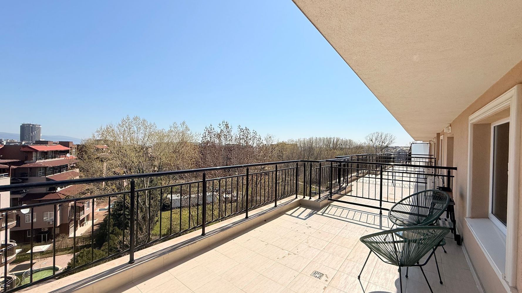 Luxuriöse Maisonette-Wohnung mit drei Schlafzimmern im Herzen von Sonnenstrand – Raum, Stil und Komfort auf zwei Ebenen