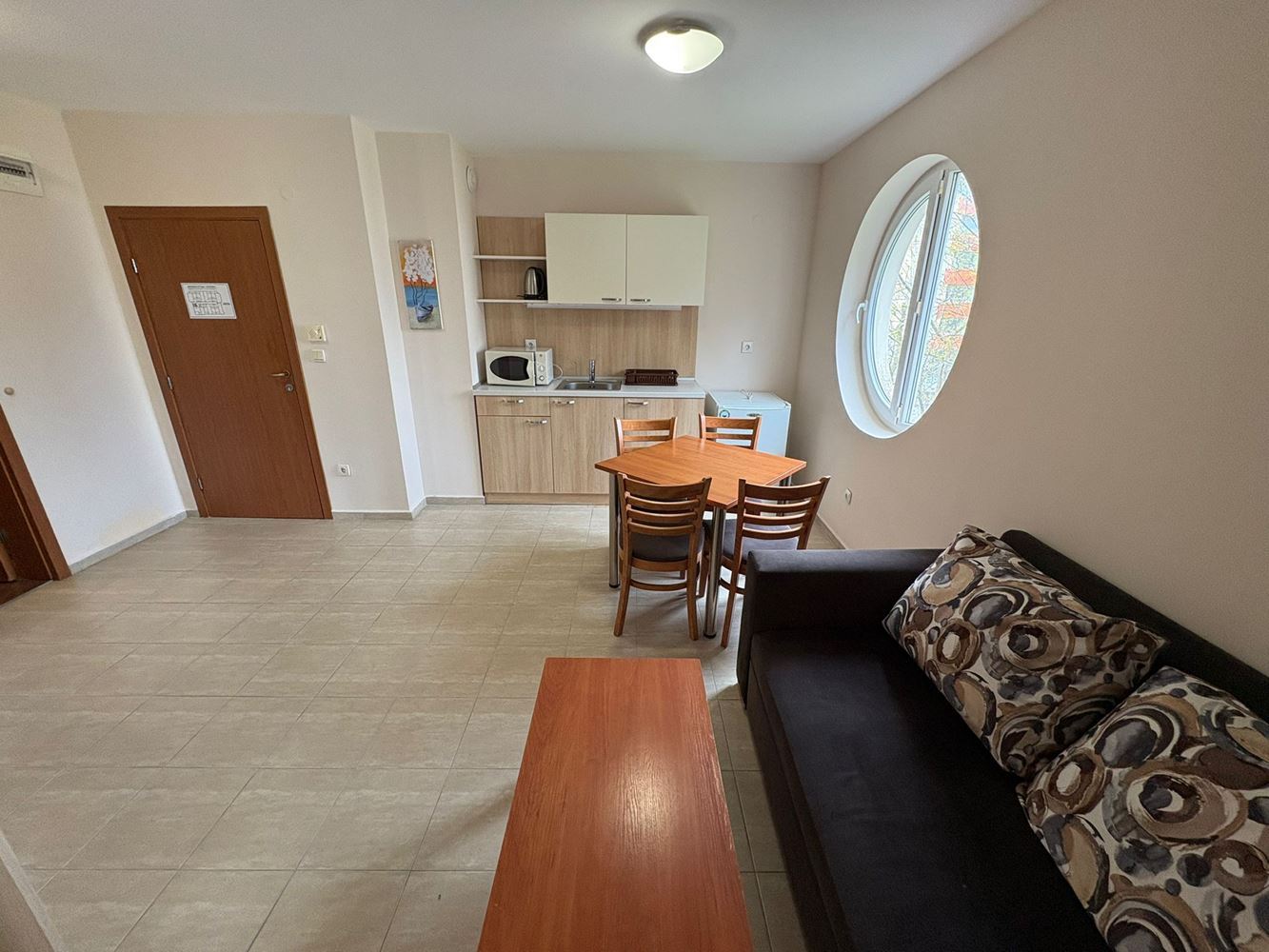 Geräumige Wohnung mit zwei Schlafzimmern, hervorragenden Annehmlichkeiten und bezugsfertig – perfekte Investition und komfortables Zuhause