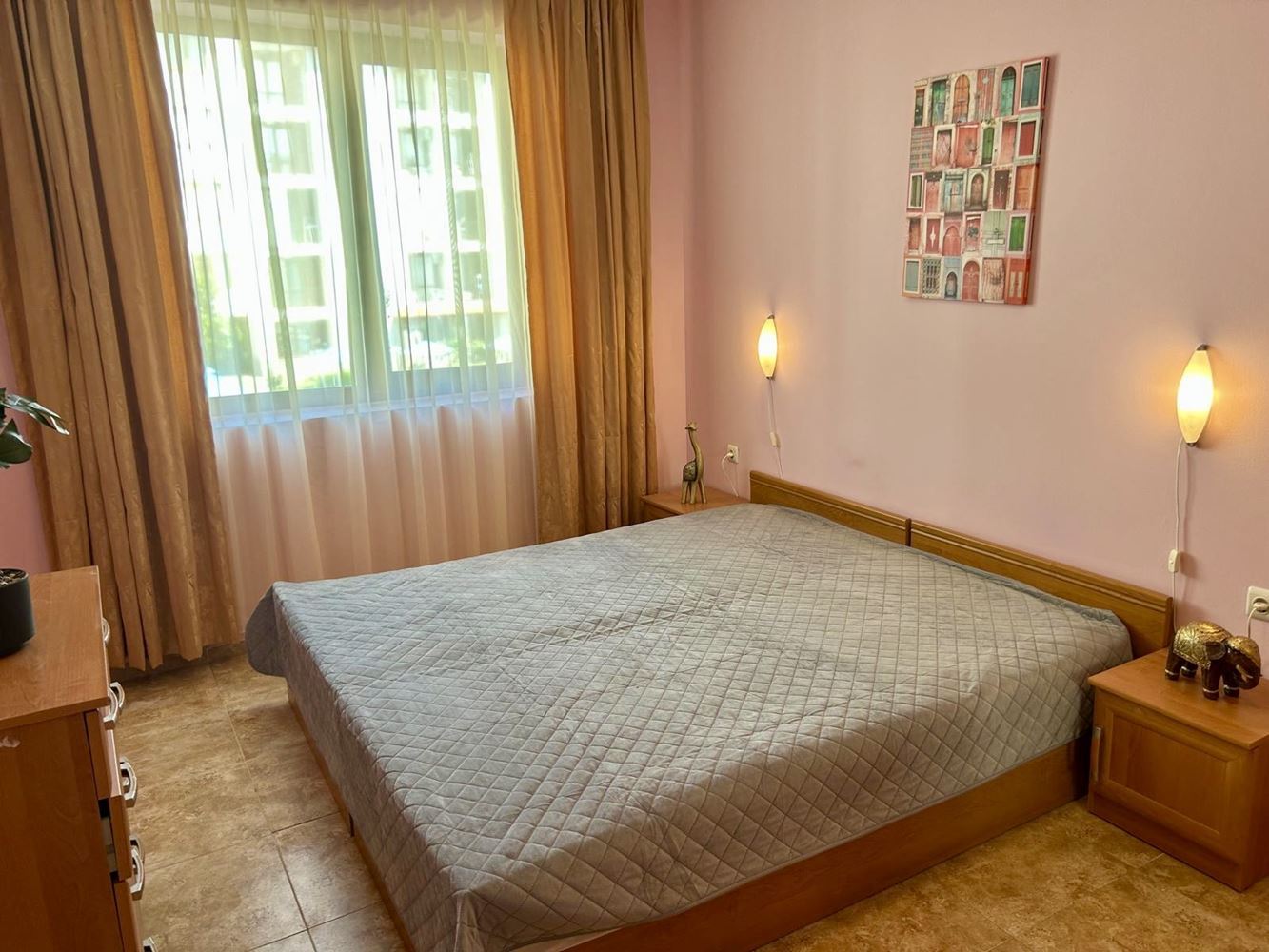 Geräumige Zwei-Zimmer-Wohnung mit Poolblick in Nessebar