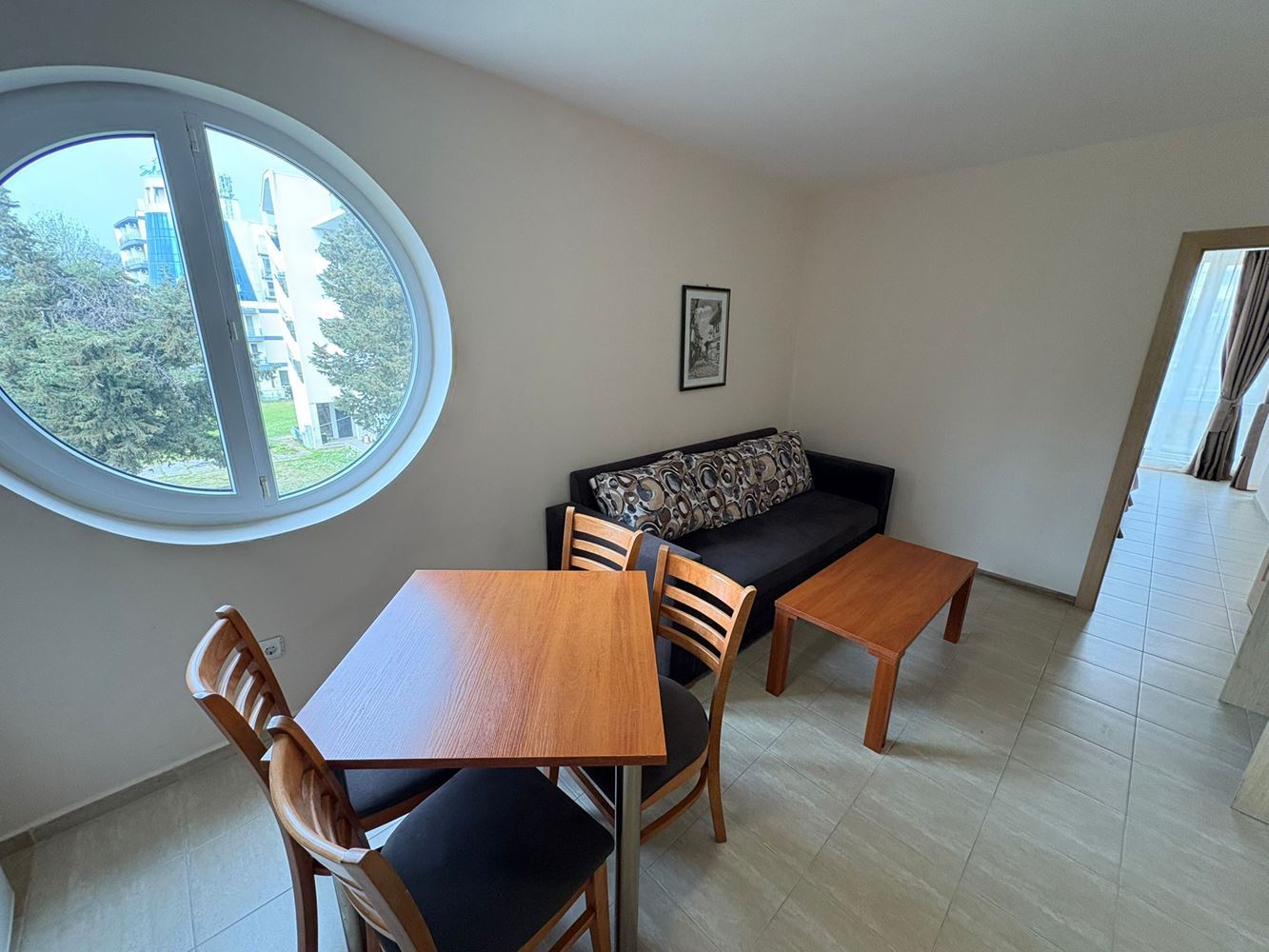 Geräumige Wohnung mit zwei Schlafzimmern, hervorragenden Annehmlichkeiten und bezugsfertig – perfekte Investition und komfortables Zuhause