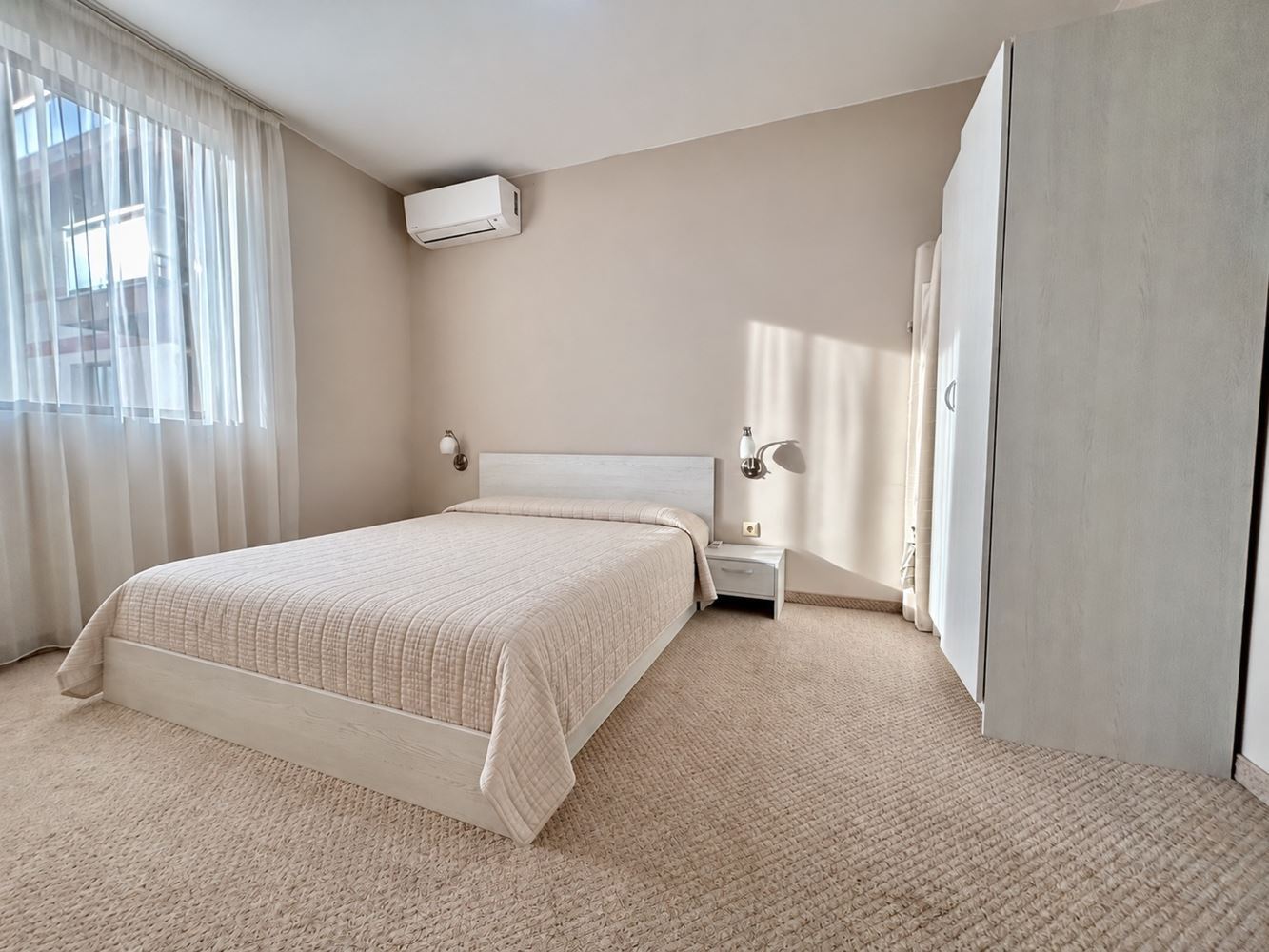 Zweizimmerwohnung mit Blick auf den Pool in einer Anlage mit umfangreicher Infrastruktur