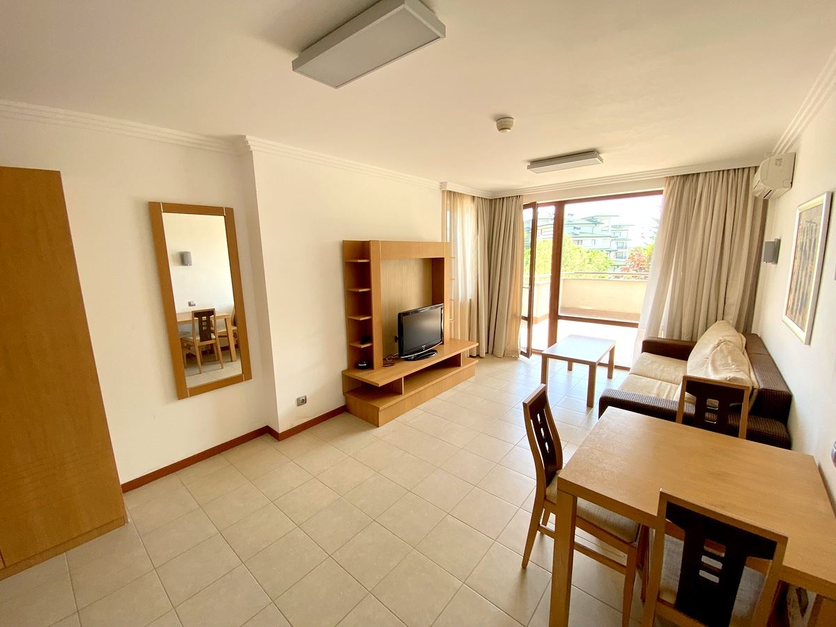 Zwei-Zimmer-Wohnung (mit einem Schlafzimmer) in erster Meereslinie in Ravda – Luxus, Natur und beeindruckender Poolblick