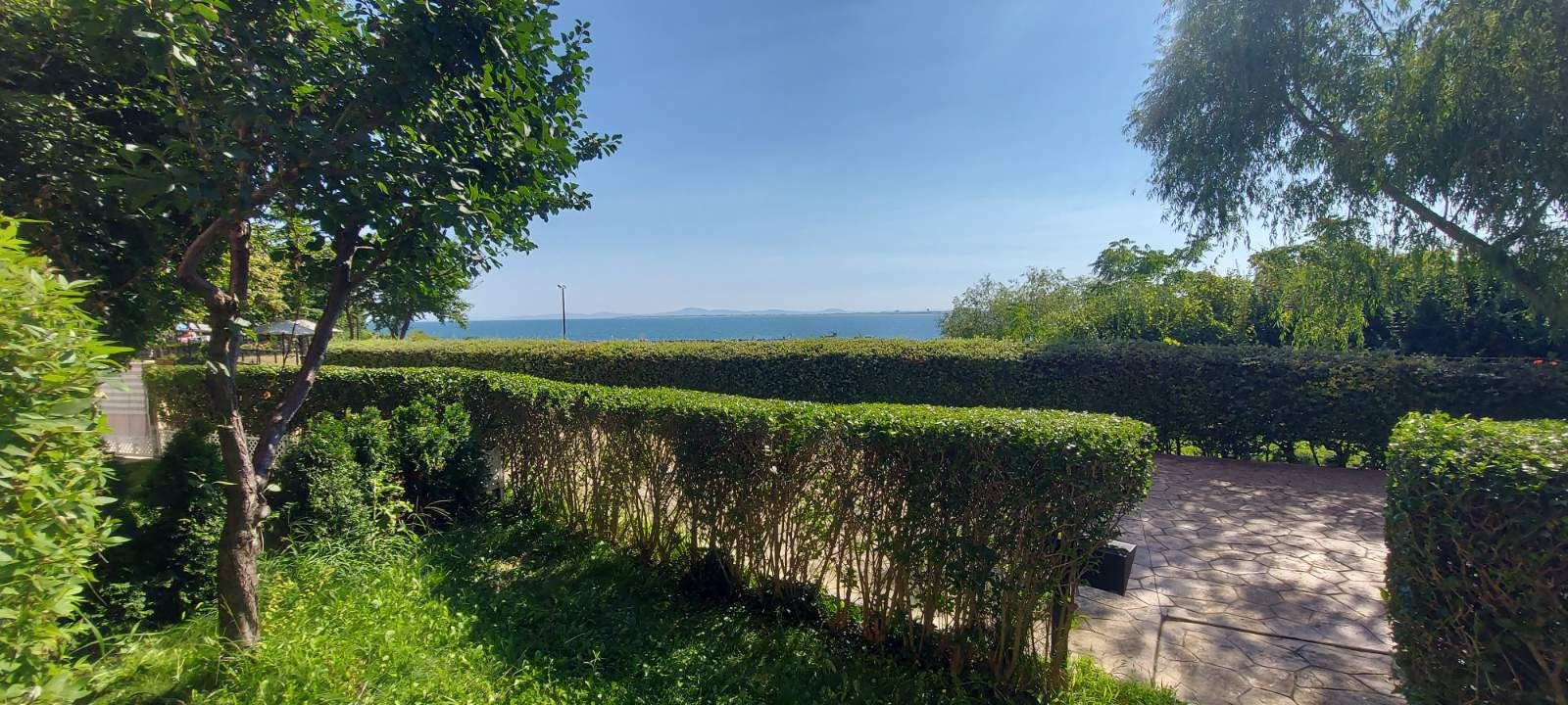 Erste Meereslinie in Aheloy – Wohnung mit einem Schlafzimmer, Panoramablick auf das Meer, eigenem Garten und hervorragenden Annehmlichkeiten