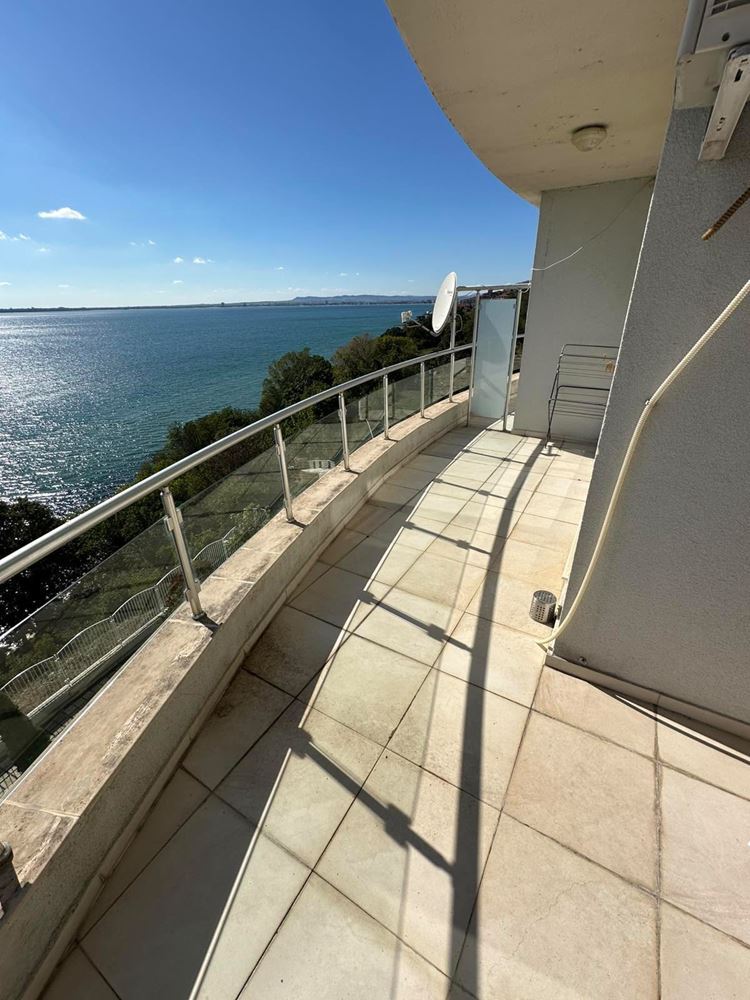 Erste Meereslinie in Sveti Vlas – beeindruckende Maisonettewohnung mit drei Schlafzimmern, Panoramablick und riesiger Terrasse