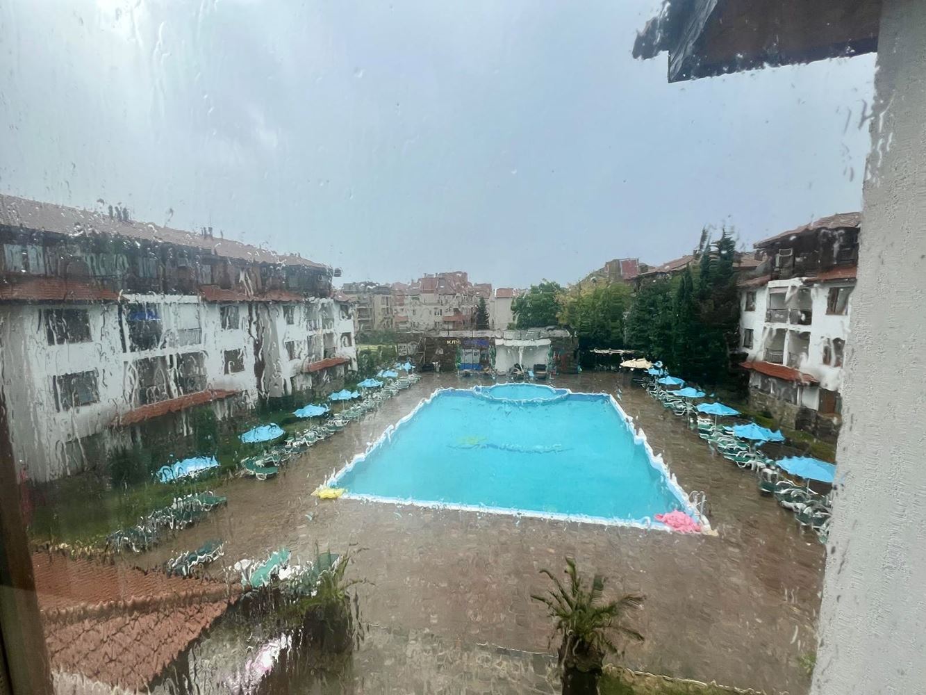 Geräumige Drei-Zimmer-Wohnung mit Poolblick in einer prestigeträchtigen Anlage in Nessebar
