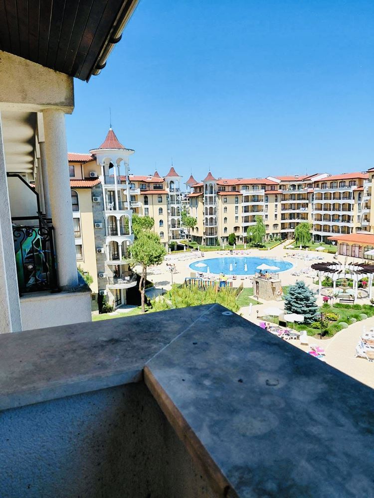Meereskomfort mit Poolblick – Wohnung mit einem Schlafzimmer in einer prestigeträchtigen Anlage in Sonnenstrand