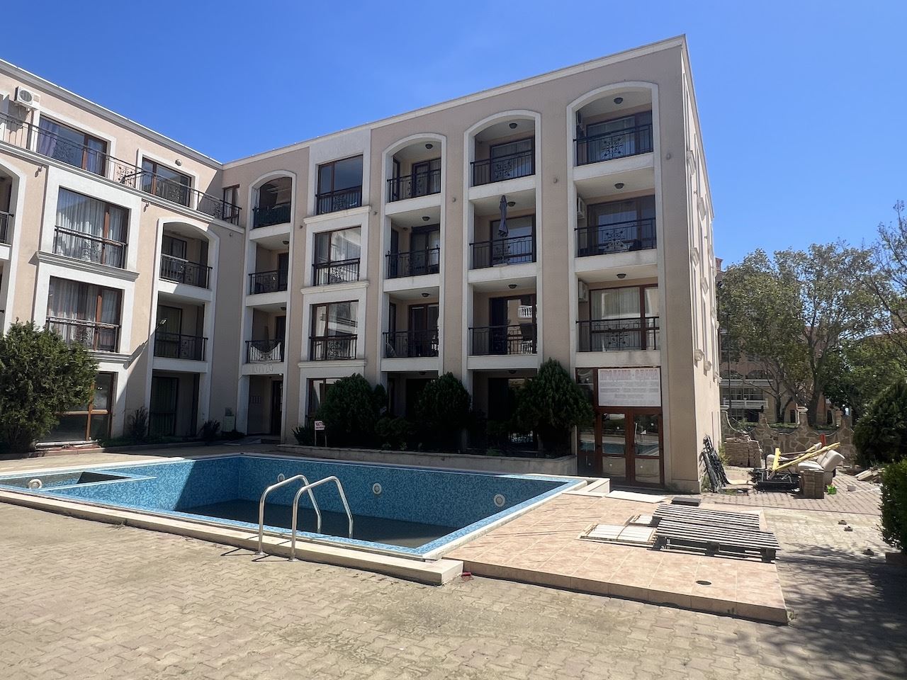 Gemütliches Studio im Herzen von Elenite – nur wenige Minuten vom Strand entfernt, in einer geschlossenen Anlage mit Pool und hervorragenden Annehmlichkeiten