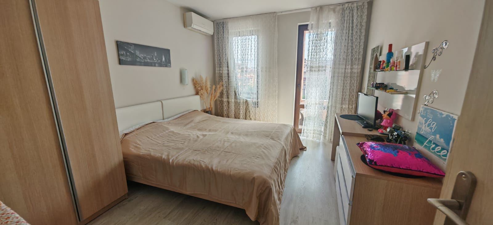 Drei-Zimmer-Wohnung mit Blick auf die Pools und teilweisem Meerblick, 200 Meter vom Strand entfernt in Sveti Vlas