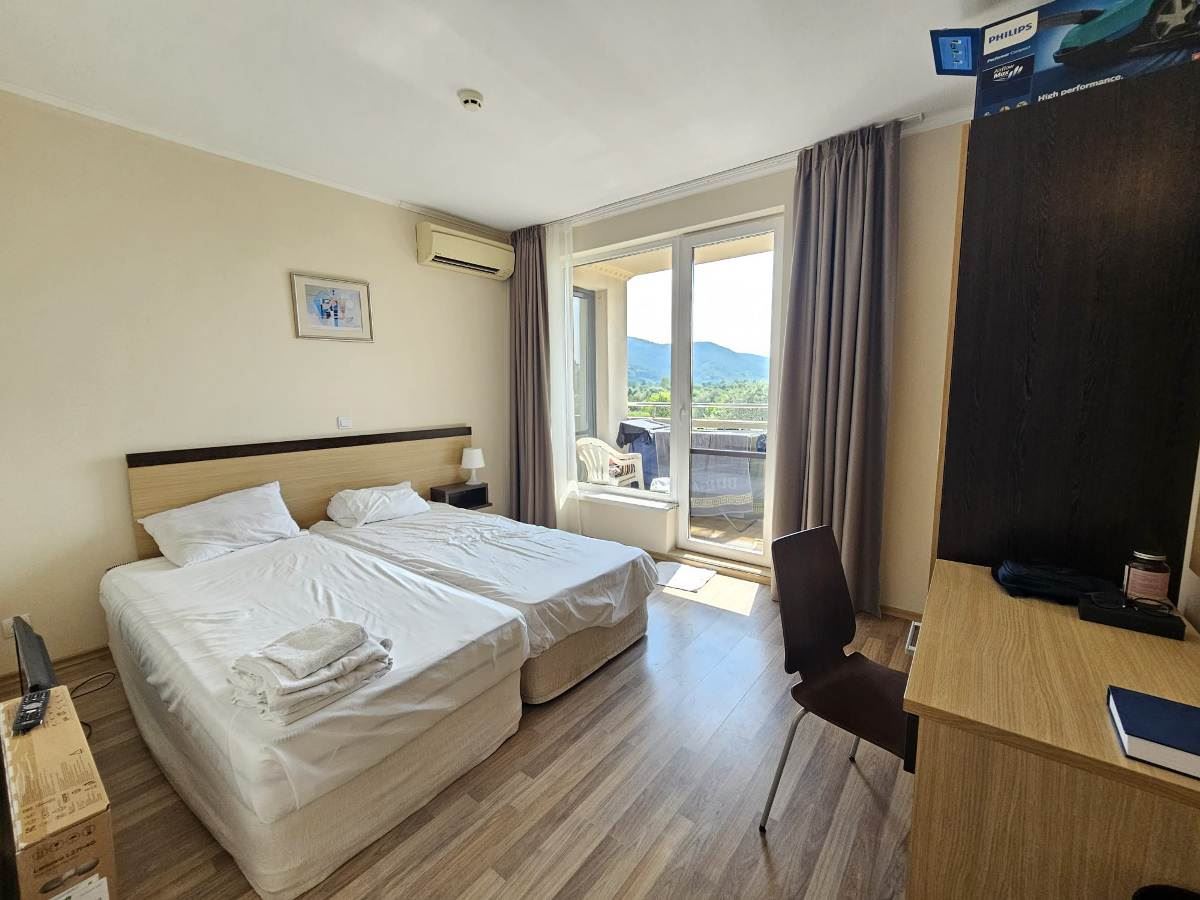 Luxuriöse Drei-Zimmer-Wohnung mit drei Schlafzimmern in erster Meereslinie in Obzor – Panoramablick auf Meer und Berge