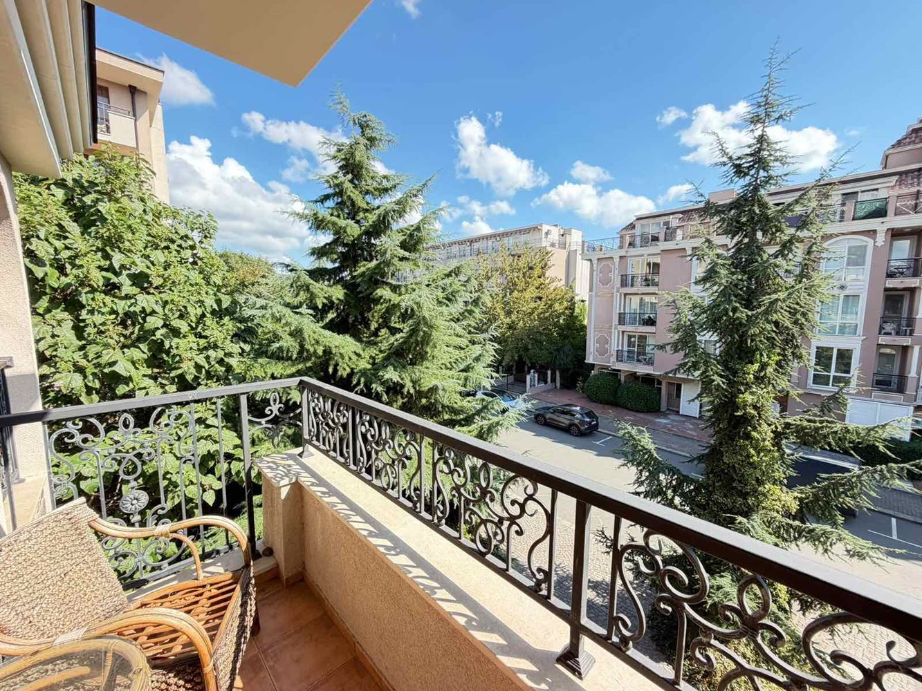 Luxuriöse Zweizimmerwohnung mit Blick ins Grüne in einer prestigeträchtigen Anlage in Sonnenstrand