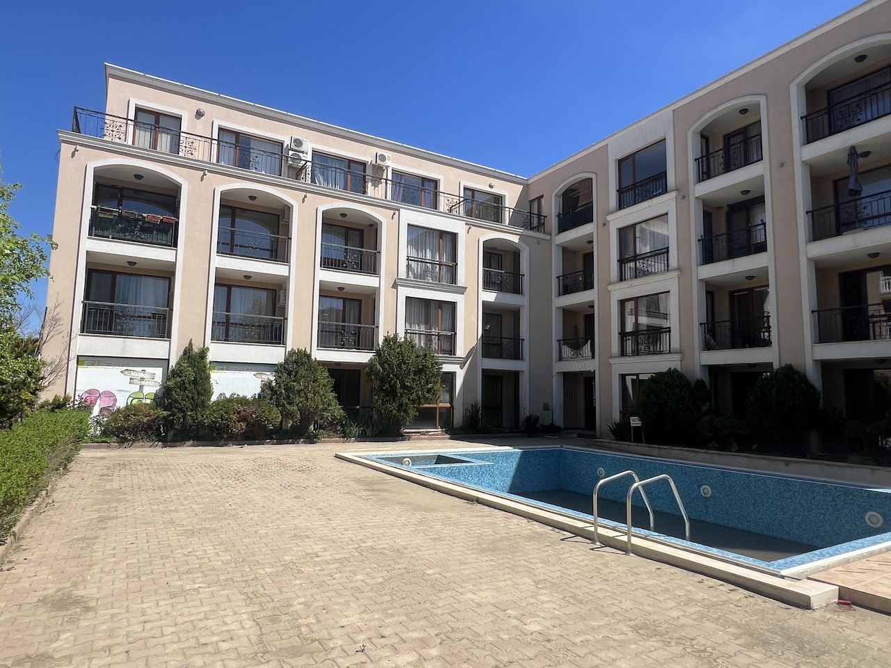 Gemütliches Studio im Herzen von Elenite – nur wenige Minuten vom Strand entfernt, in einer geschlossenen Anlage mit Pool und hervorragenden Annehmlichkeiten