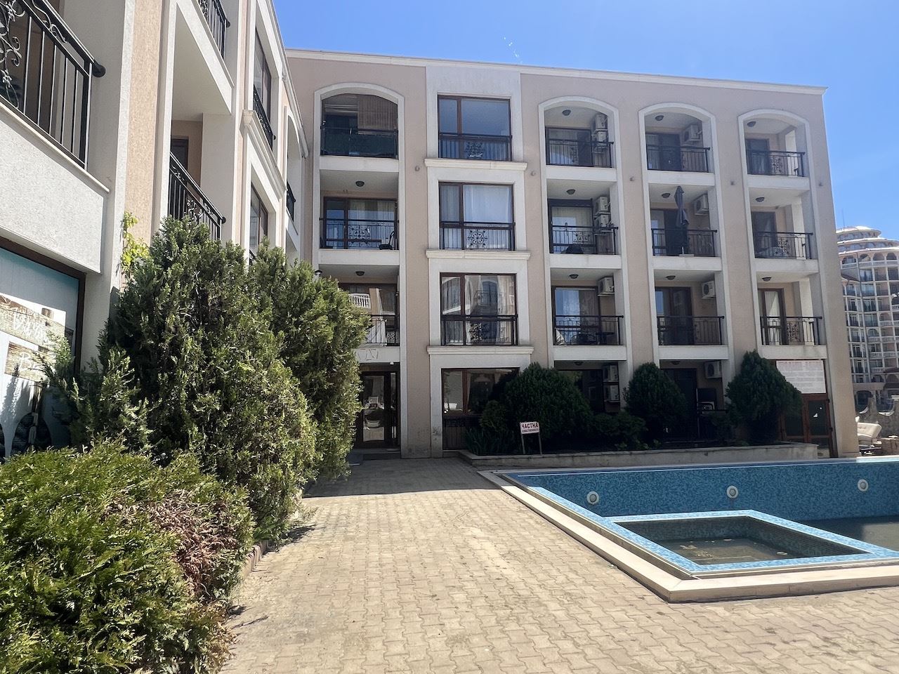 Gemütliches Studio im Herzen von Elenite – nur wenige Minuten vom Strand entfernt, in einer geschlossenen Anlage mit Pool und hervorragenden Annehmlichkeiten