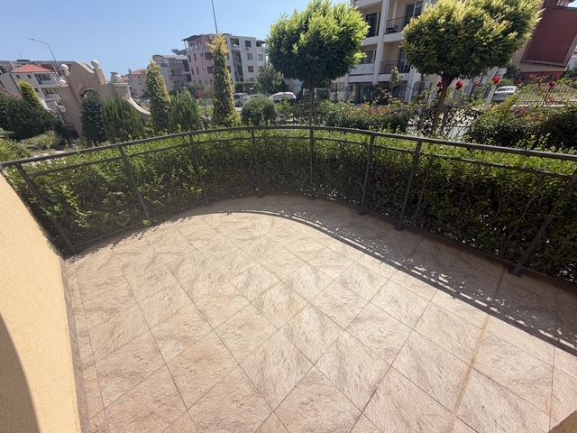 Gemütliche Zweizimmerwohnung mit riesiger Terrasse in Ravda – Ihr persönlicher Freiraum am Meer